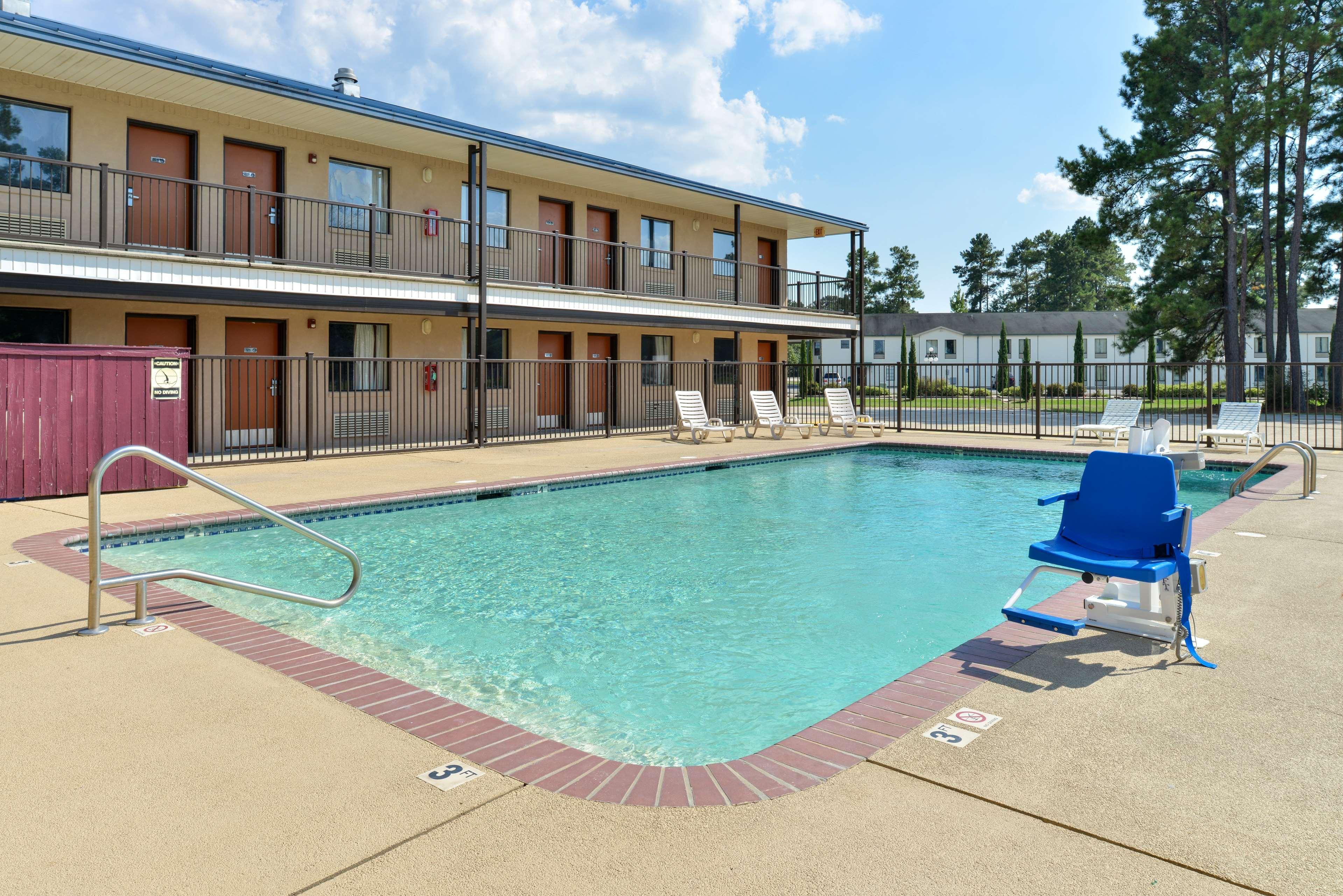 Vila Gale Cabo Cabo de Santo Agostinho Exteriör bild The swimming pool at the Econo Lodge in Gulfport, Mississippi