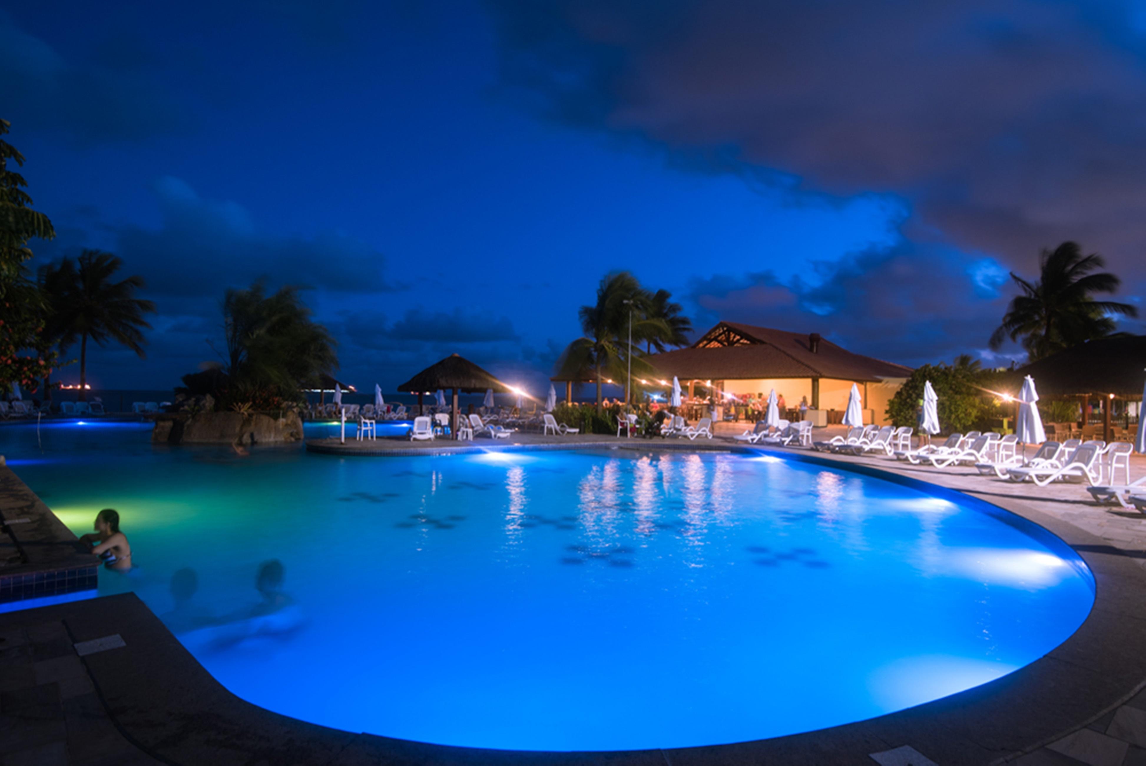 Vila Gale Cabo Cabo de Santo Agostinho Exteriör bild The swimming pool at night